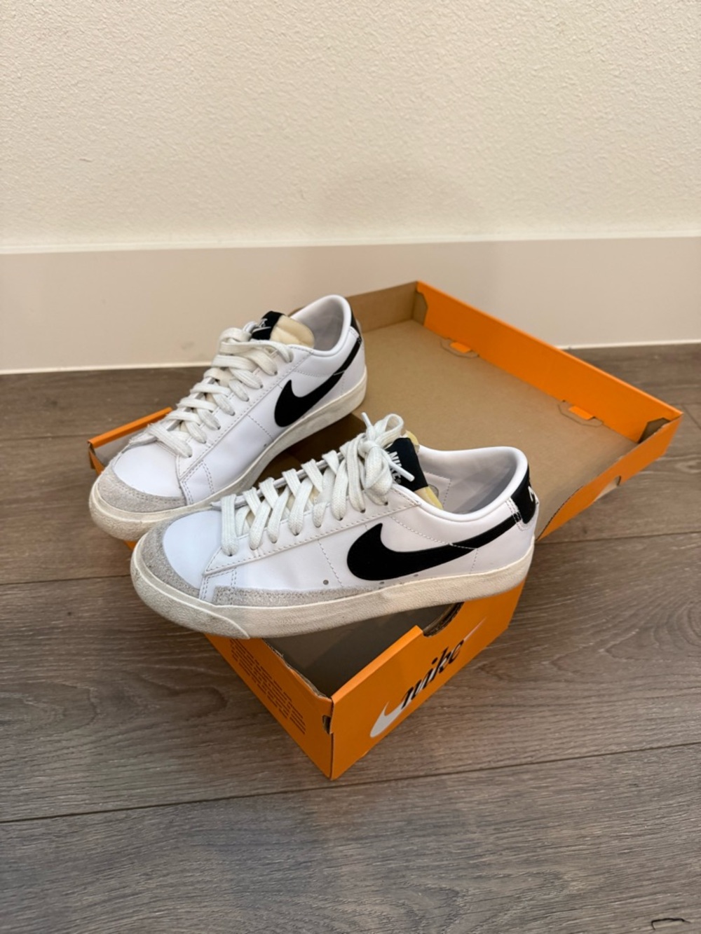 Nike women’s White and Black Low-Top Blazer Low ‘77 Sneakers